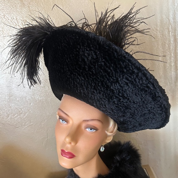 GRANDIOSE 1950s' BLACK FELT & FAUX LAMB WIDE BRIM HAT + TALL OSTRICH FEATHERS - Picture 2 of 15
